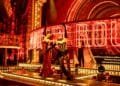 Acteur Martijn was net aan het vloggen toen sprinklers bij musical Moulin Rouge aangingen: ‘Iedereen zeiknat’