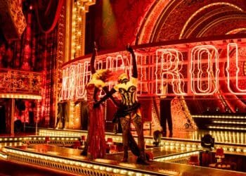 Acteur Martijn was net aan het vloggen toen sprinklers bij musical Moulin Rouge aangingen: ‘Iedereen zeiknat’