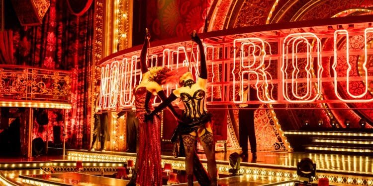 Acteur Martijn was net aan het vloggen toen sprinklers bij musical Moulin Rouge aangingen: ‘Iedereen zeiknat’