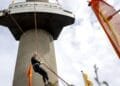 Schouten maakt met abseilen van Euromast verkiezingsbelofte waar