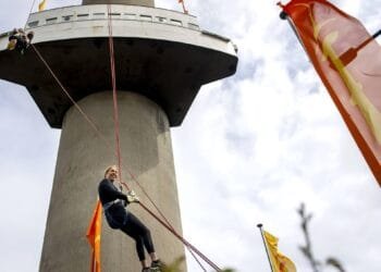 Schouten maakt met abseilen van Euromast verkiezingsbelofte waar