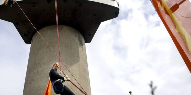 Schouten maakt met abseilen van Euromast verkiezingsbelofte waar