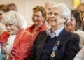 Decorontwerper van iconische tv-shows en songfestival geridderd