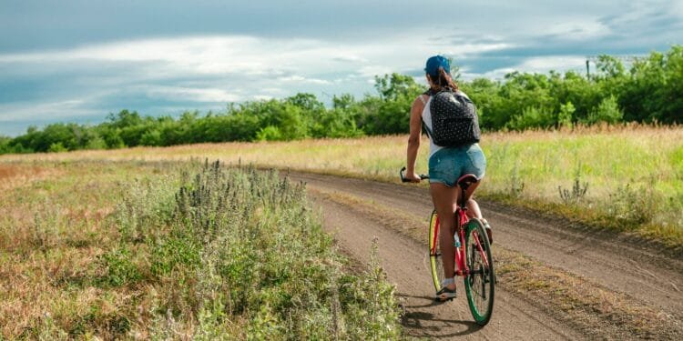 Bizarre beelden: zinkgat slokt fietser op in ’s-Heerenberg