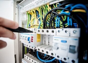 Peter (52) werd opgelicht door een elektricien: ‘Hij verving dingen die nog piekfijn in orde waren’