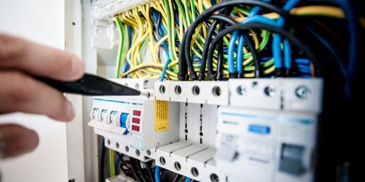 Peter (52) werd opgelicht door een elektricien: ‘Hij verving dingen die nog piekfijn in orde waren’