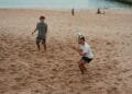 Voetballen op het strand? In dit vakantieland kan het je een fikse boete opleveren
