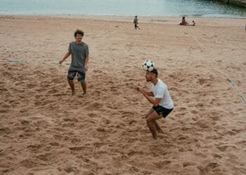 Voetballen op het strand? In dit vakantieland kan het je een fikse boete opleveren