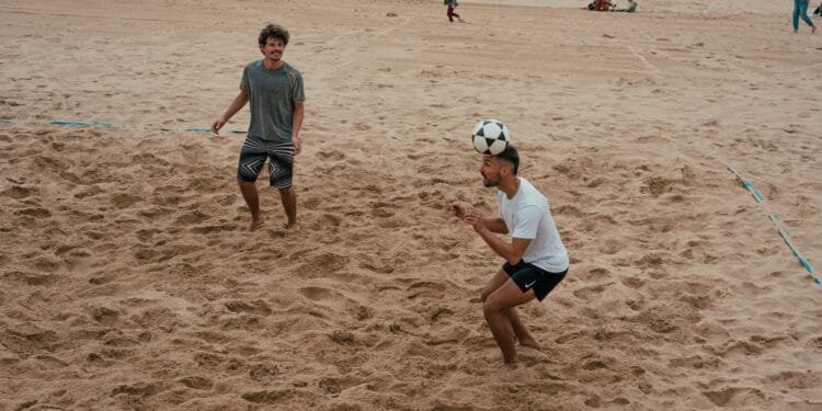 Voetballen op het strand? In dit vakantieland kan het je een fikse boete opleveren