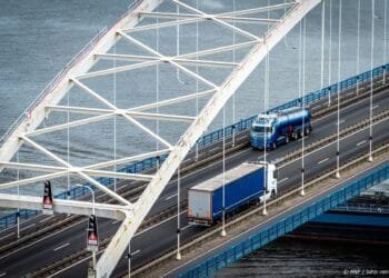 Vanaf zaterdag al handhaving verbod vrachtverkeer Merwedebrug