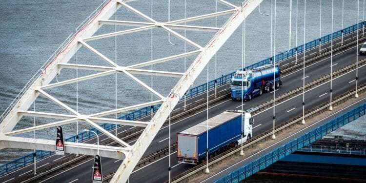 Vanaf zaterdag al handhaving verbod vrachtverkeer Merwedebrug