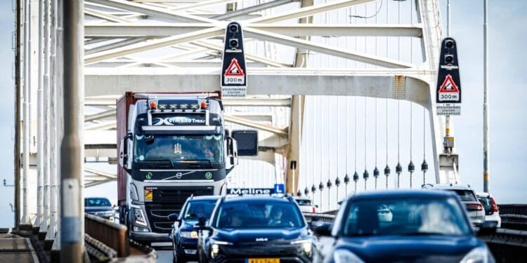 Installatie camera Merwedebrug geslaagd, handhaving gestart