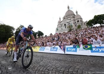 Van der Poel wint slotetappe Tour de France op Champs-Élysées