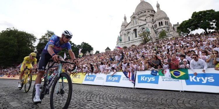 Van der Poel wint slotetappe Tour de France op Champs-Élysées