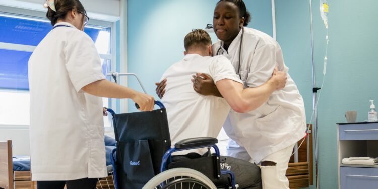Personeelstekort in de zorg kan opgelost worden als alle werknemers 1 uur meer werken, maar financiën zitten dat in de weg