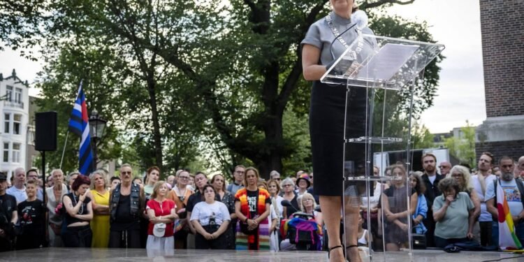 Duizenden mensen bijeen in Amsterdam na aanslag Pride Berlijn