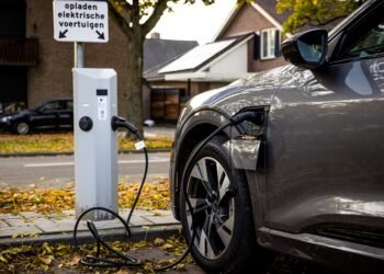 Vattenfall start opvallende proef: benzine- en dieselauto’s mogen óók op laadplekken parkeren