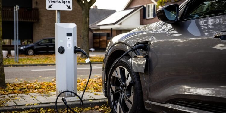 Vattenfall start opvallende proef: benzine- en dieselauto’s mogen óók op laadplekken parkeren
