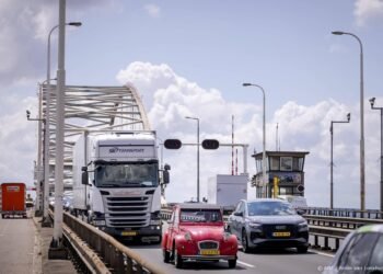 Duizenden vrachtwagens rijden onbeboet over Merwedebrug