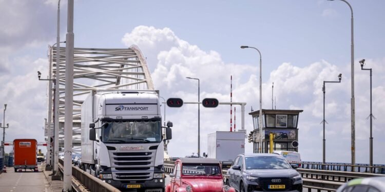 Duizenden vrachtwagens rijden onbeboet over Merwedebrug