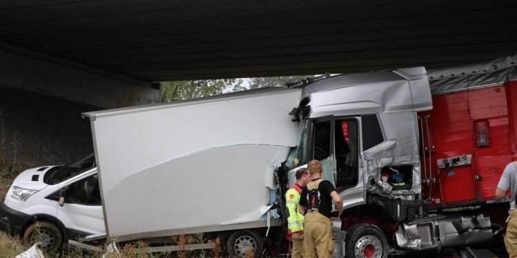 Zeker drie gewonden bij ongeval A12, vier voertuigen betrokken
