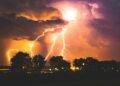 Moet je met onweer de stekkers van je apparaten uit het stopcontact trekken?