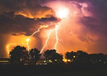 Moet je met onweer de stekkers van je apparaten uit het stopcontact trekken?