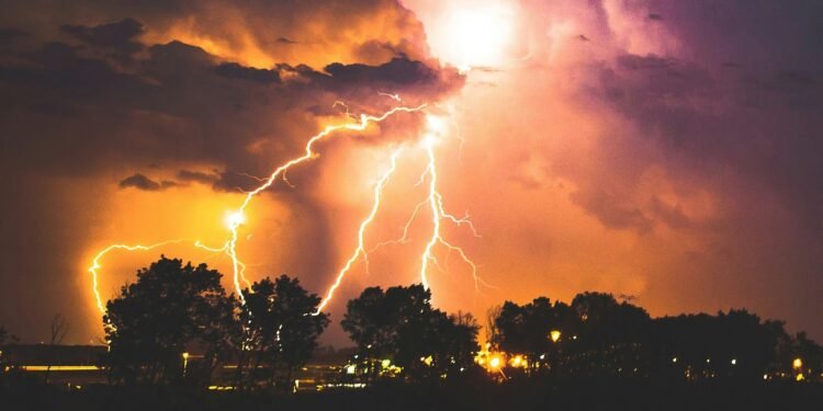 Moet je met onweer de stekkers van je apparaten uit het stopcontact trekken?