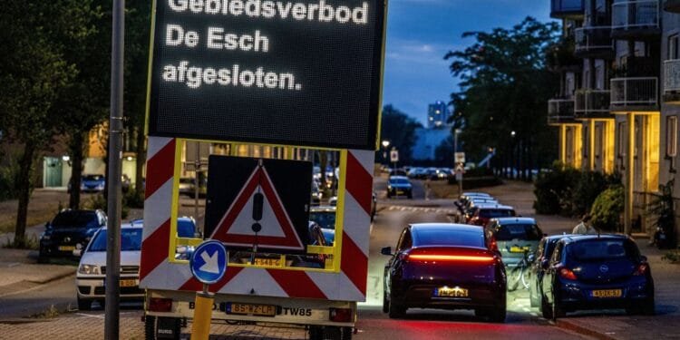 Night-time ban on entering Rotterdam neighbourhood begins