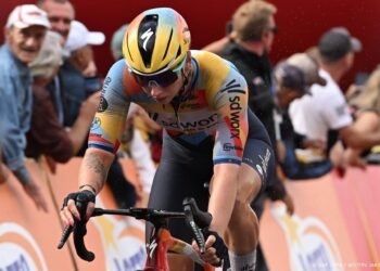 Wiebes wint openingsetappe en pakt geel in Tour de France Femmes