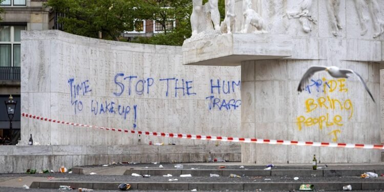 Nationaal Monument op Dam in Amsterdam beklad