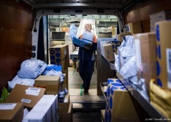 PostNL bezorgt minder pakketjes, vooral minder uit Azië