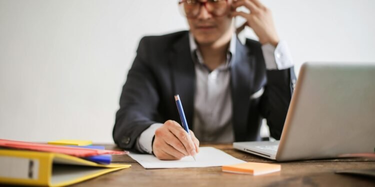 Onderzoek onthult de keerzijde van workaholics: veel uren maken helpt collega’s lang niet altijd