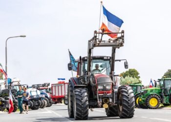 No plates, no fines: farmers escape penalty for A35 blockade