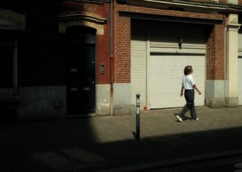 Esmée (47) in Burenruzies: ‘De buurkinderen voetballen iedere middag tegen onze garagedeur’