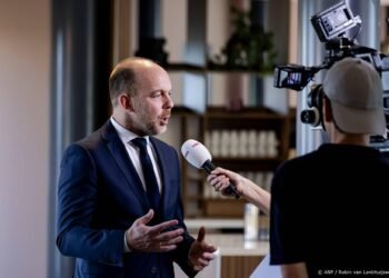 Van den Brink roept nog eens 14 weigergemeenten op het matje