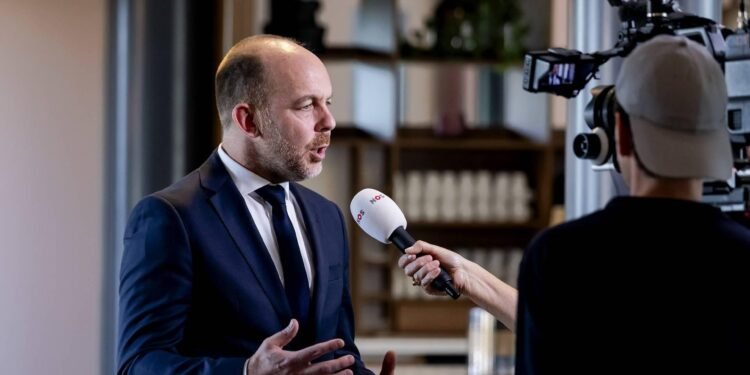 Van den Brink roept nog eens 14 weigergemeenten op het matje