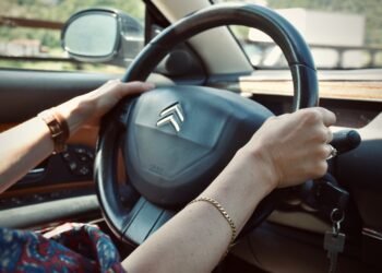 Verkeersexpert waarschuwt voor hitte: dit zomerrisico beïnvloedt je rijgedrag net als alcohol