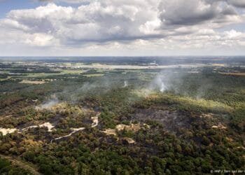 Natuurbrand in Limburgse Boschhuizerbergen toch weer opgelaaid