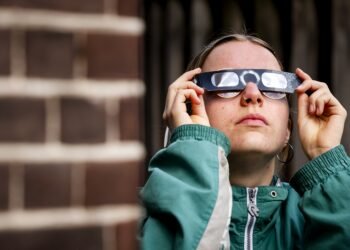 Online jacht op eclipsbril voor die haast perfecte zonsverduistering van woensdag: ‘4332 keer gezocht’
