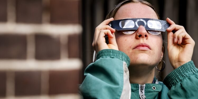 Online jacht op eclipsbril voor die haast perfecte zonsverduistering van woensdag: ‘4332 keer gezocht’