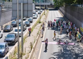 XR: klimaatactivisten blokkeren A12 in Den Haag