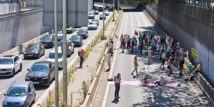 XR: klimaatactivisten blokkeren A12 in Den Haag