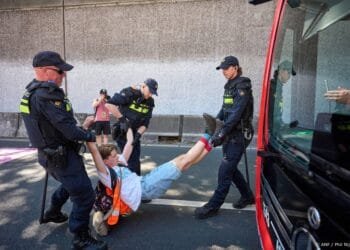 Tientallen XR-activisten aangehouden na blokkade A12 in Den Haag