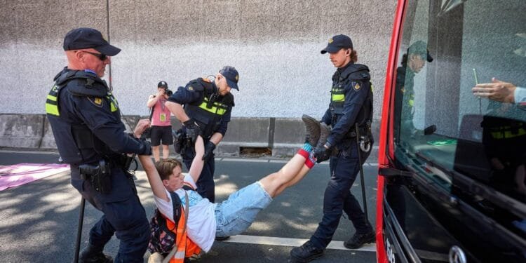 Tientallen XR-activisten aangehouden na blokkade A12 in Den Haag