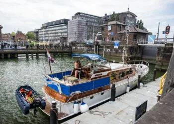 Plezierjachten ‘aan de grond’ door de droogte: ‘Water blijft maar zakken, we komen niet weg’