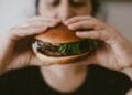 Onderzoek: vleeseters willen liever een echte burger in plaats van de vegetarische variant,  ongeacht de reclame die ervoor wordt gemaakt