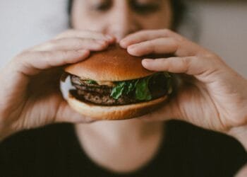 Onderzoek: vleeseters willen liever een echte burger in plaats van de vegetarische variant,  ongeacht de reclame die ervoor wordt gemaakt