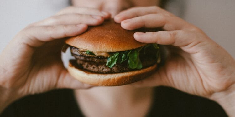 Onderzoek: vleeseters willen liever een echte burger in plaats van de vegetarische variant,  ongeacht de reclame die ervoor wordt gemaakt