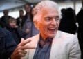 Dries Roelvink neemt het op voor Ben Cramer (79), die kritiek kreeg om vals zingen: ‘Hij gaat nooit stoppen’